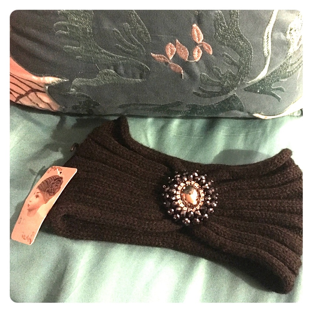 NWT Jia Le Designer bejeweled Ear warmer.