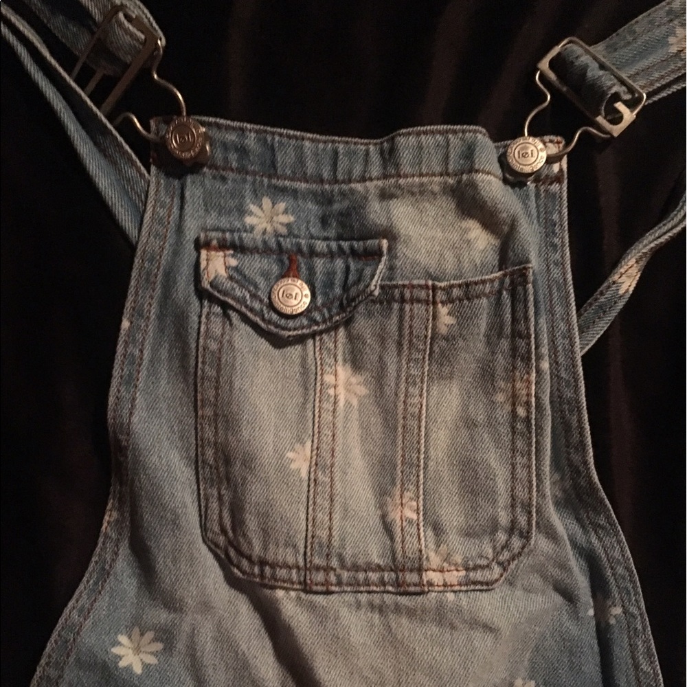 Daisy print light blue jean shortalls