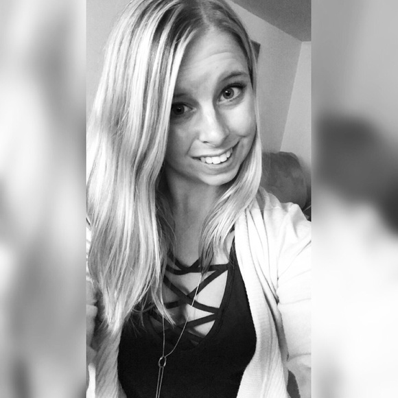 Meet your Posher, Sierra - Picture 2 of 2