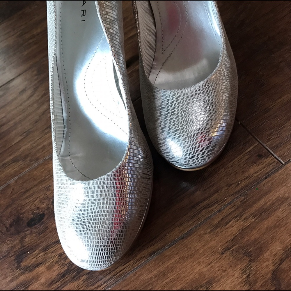 DONATED -  New Tahari Heels! Never worn! - Picture 6 of 7