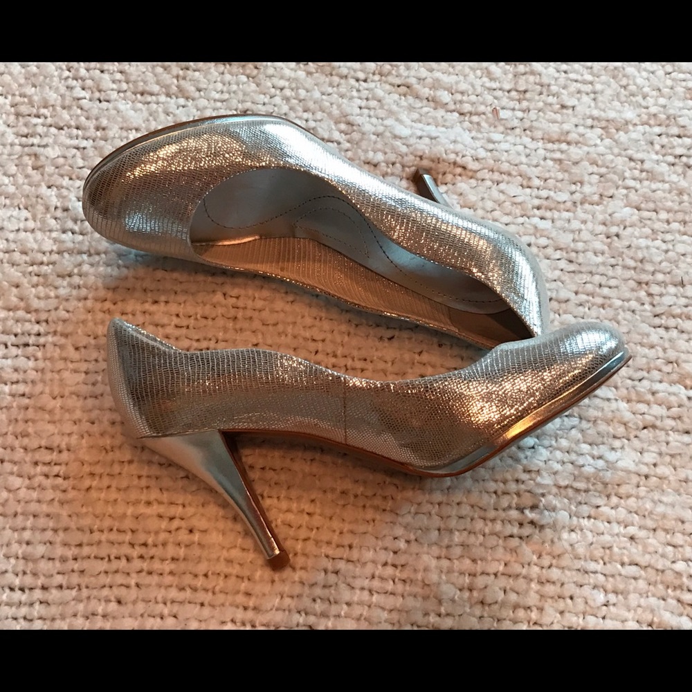 DONATED -  New Tahari Heels! Never worn! - Picture 4 of 7