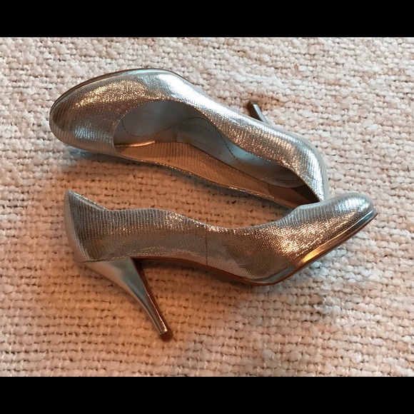 DONATED - New Tahari Heels! Never worn! - Picture 4 of 7