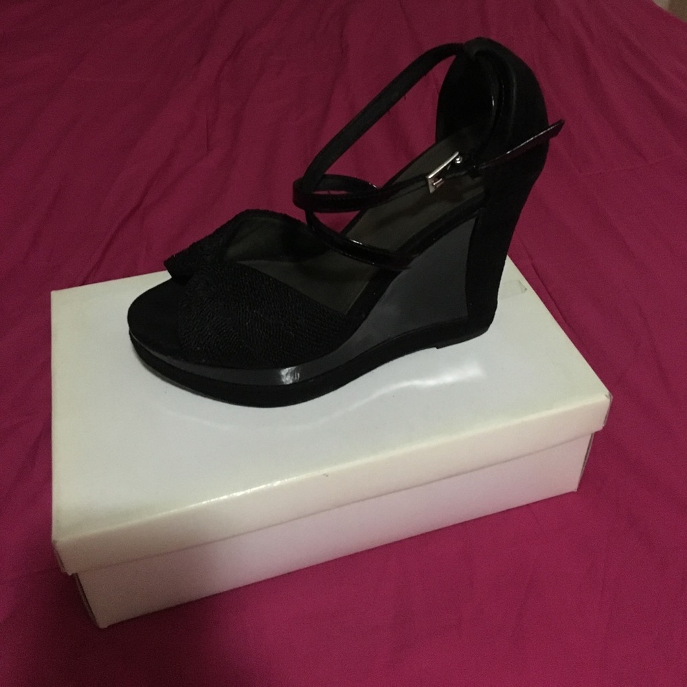 Black wedges
