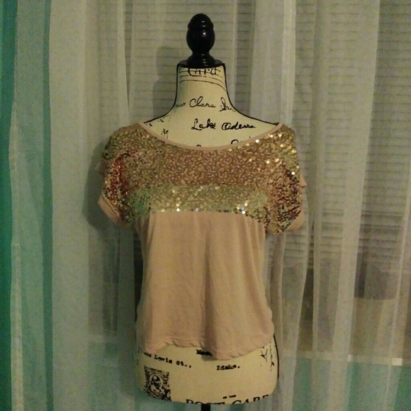 No Boundaries Tops - Beautiful top