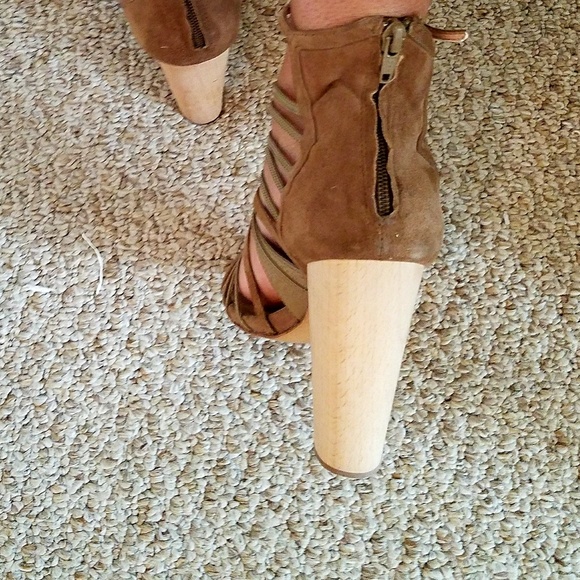 Charles David Nude Suede & Patent Gladiator 9.5M - Picture 3 of 3