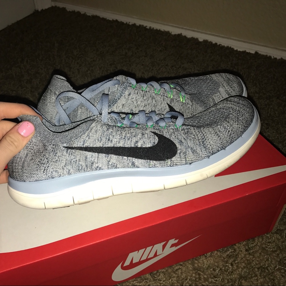 BRAND NEW ONLY WORN ONCE!  Nike shoes ☺️