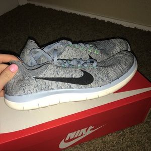 BRAND NEW ONLY WORN ONCE!  Nike shoes ☺️