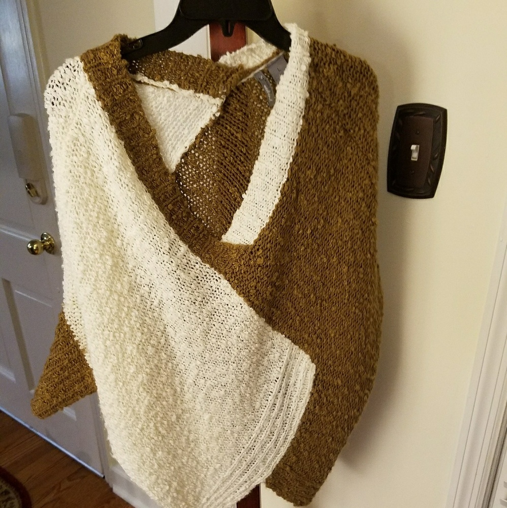 Great short sleeve sweater that will Jazz up any o