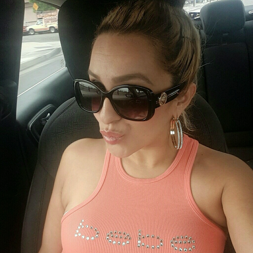 Meet your Posher, Nora