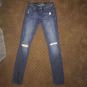 Skinny jeans/ ripped