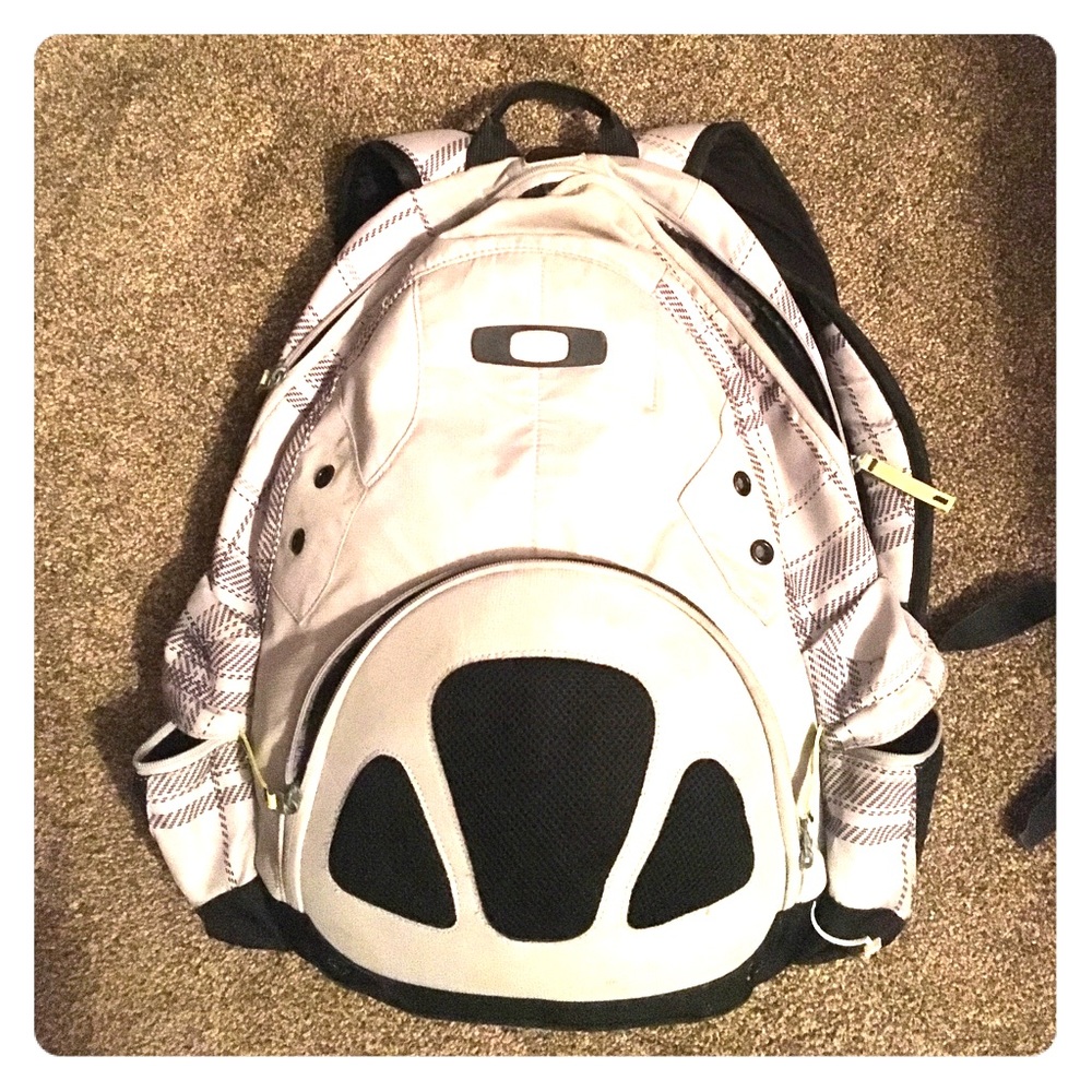 Light gray/ silver Oakley backpack 🎒