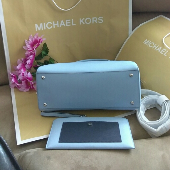 SALE 💰 Michael kors crossbody purse /wristlet - Picture 3 of 6