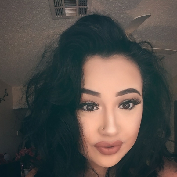 Meet your Posher, Julissa - Picture 1 of 1