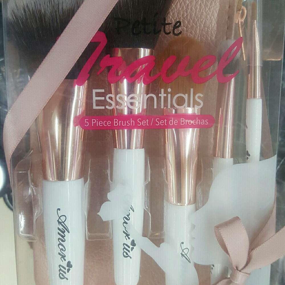 A gorgeous  pittit  brush  set