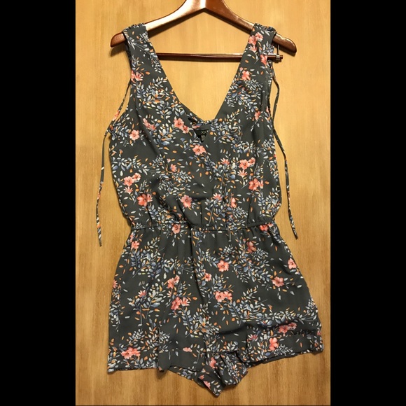 Cutest Romper with pockets! - Picture 3 of 8