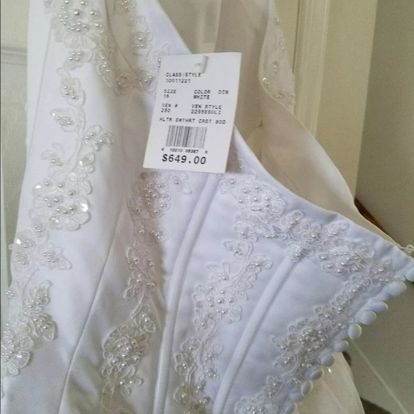 Wedding dress - Picture 3 of 3