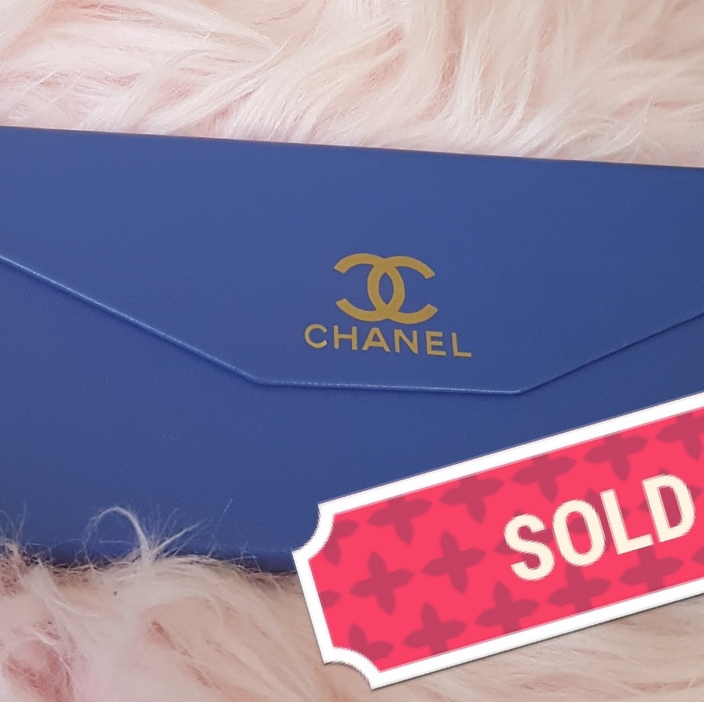 Sunglass case(Accessories not included).