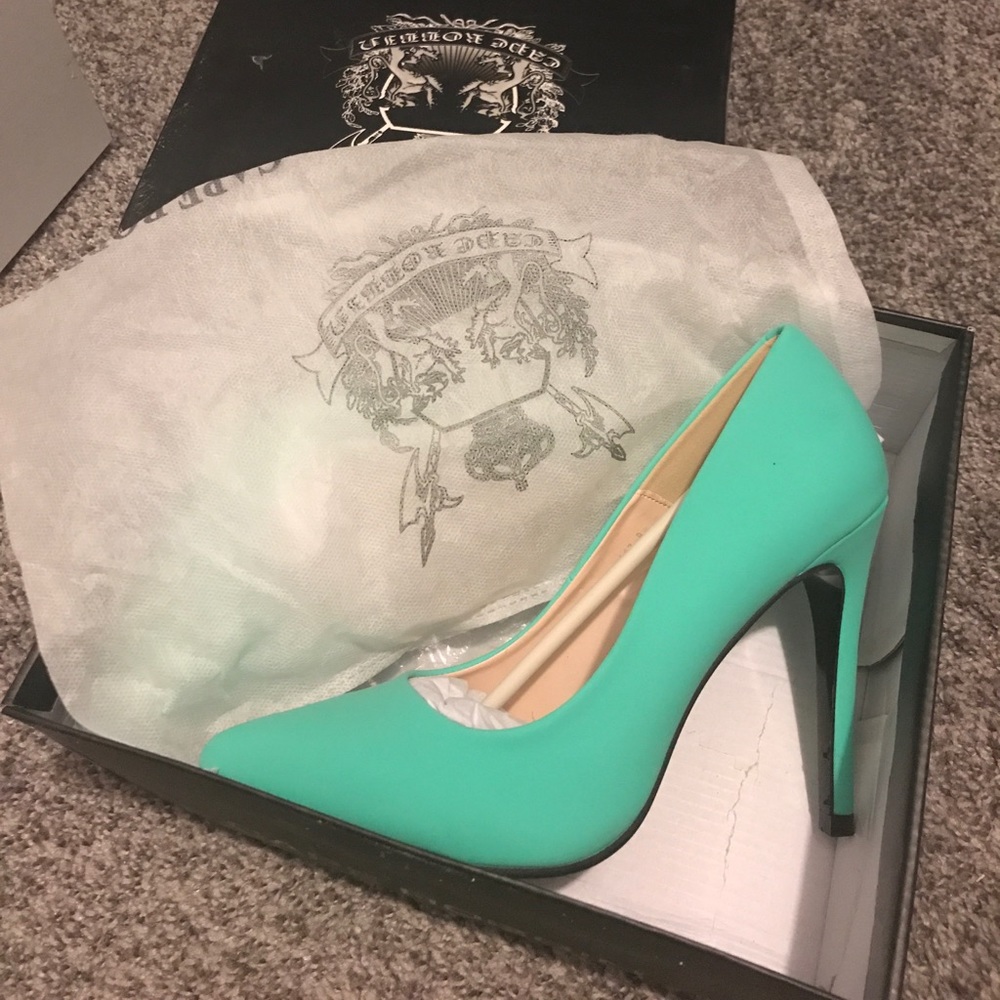 Cape Robin Pumps