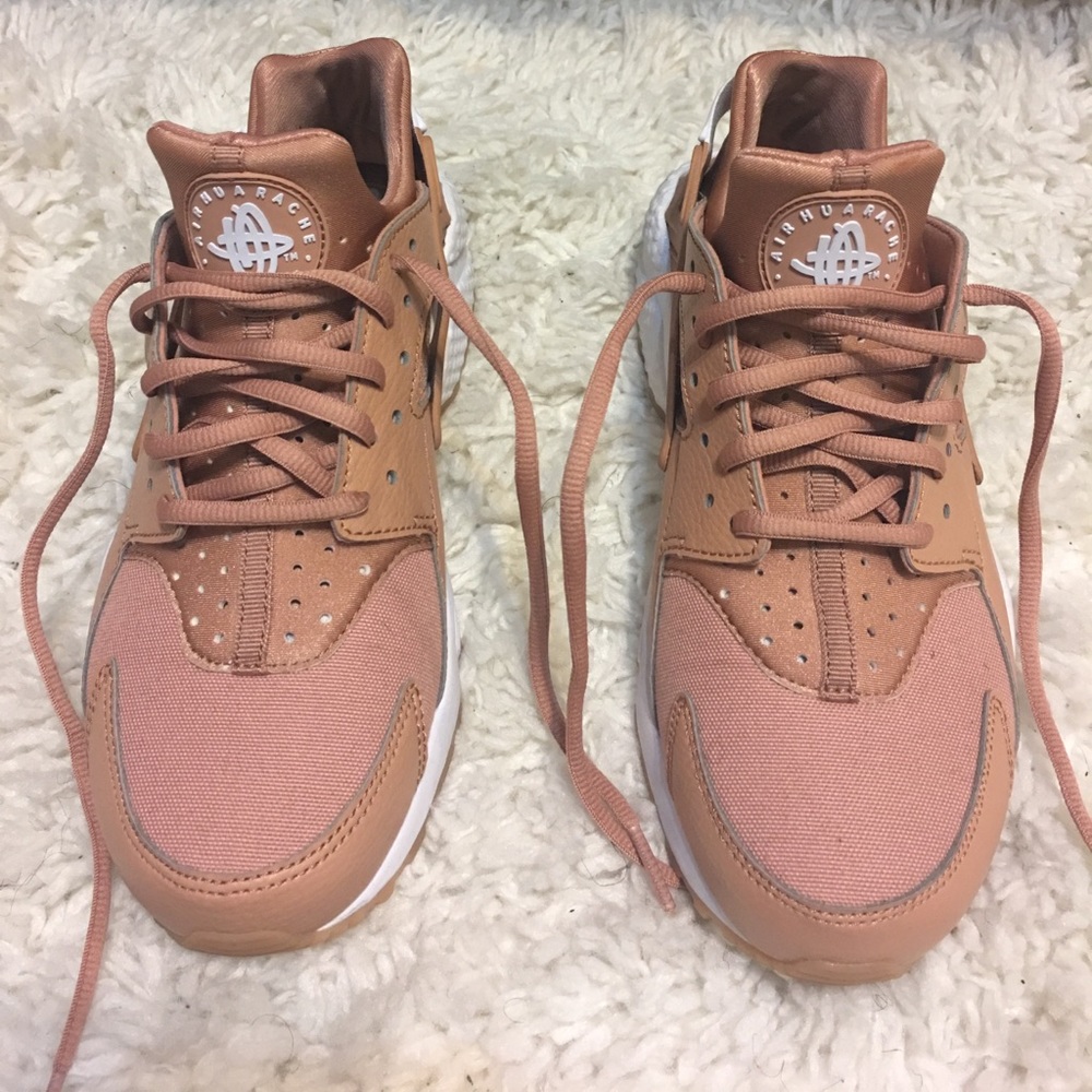 Woman's NIKE AIR HUARACHE (Size 7.5)