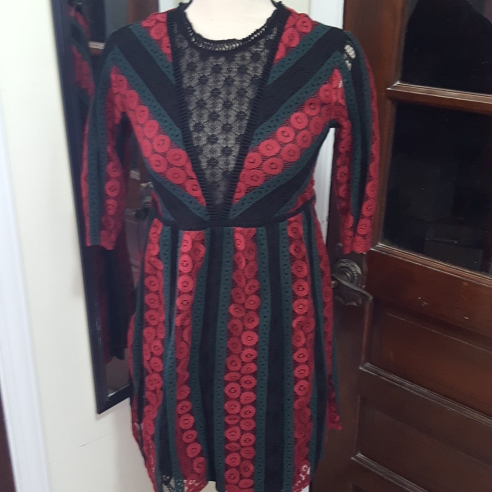 Stunning retro lace dress. Like New!