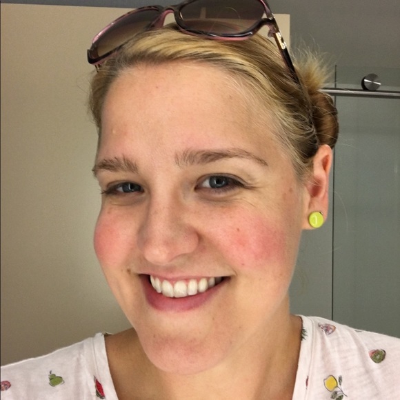 Meet your Posher, Melissa - Picture 2 of 3