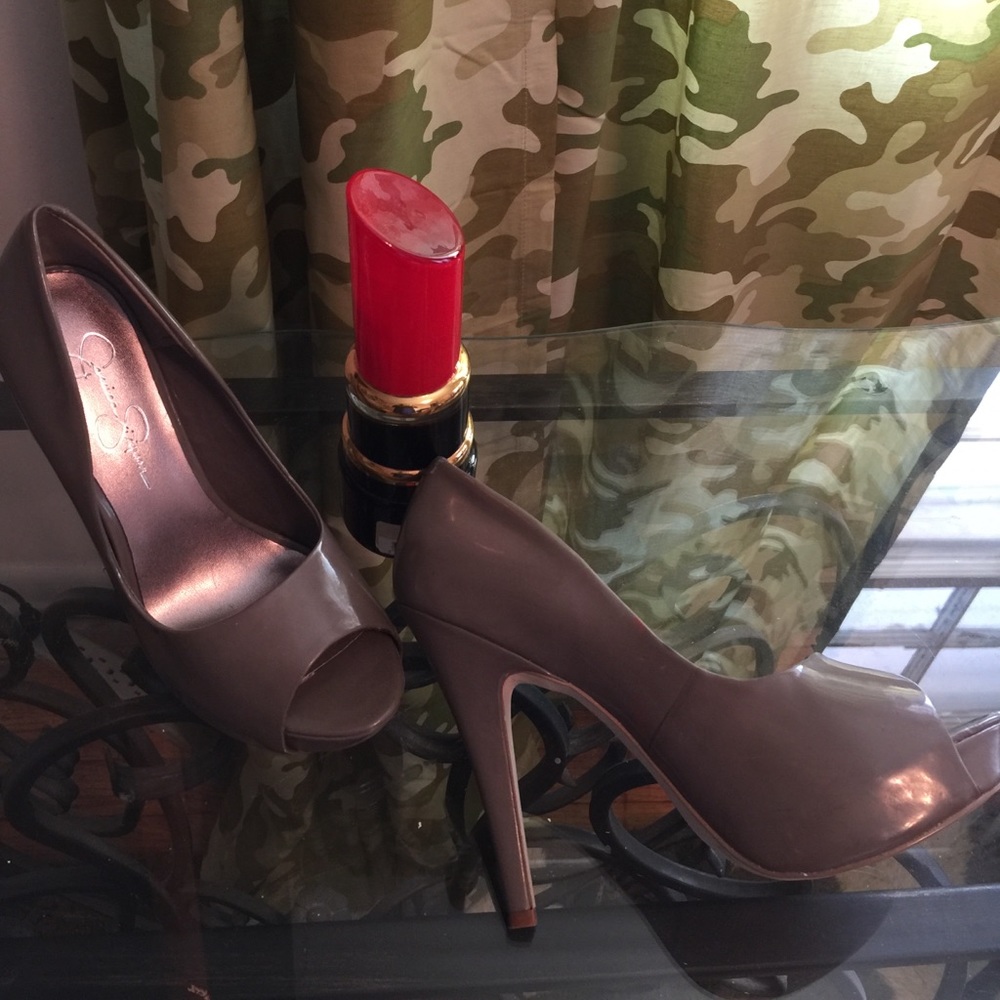 Jessica Simpson pumps