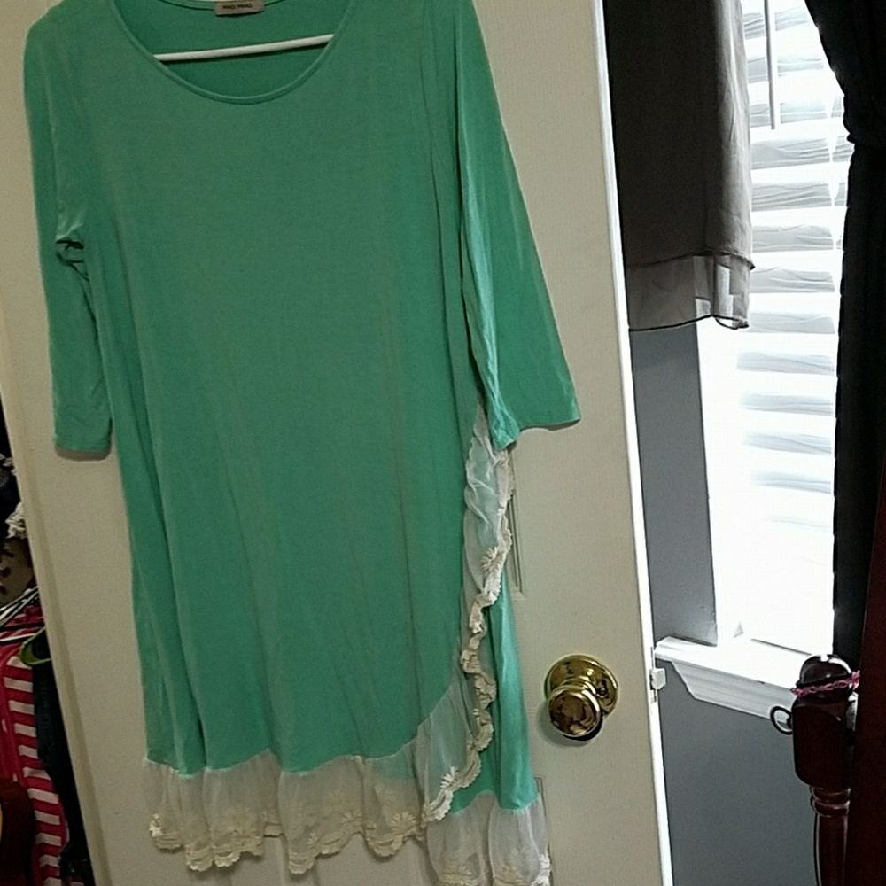 🔴3 for $20🔴 teal tunic with lace!