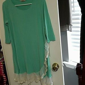 🔴3 for $20🔴 teal tunic with lace!
