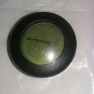 MAC "Humid" frost eye shadow