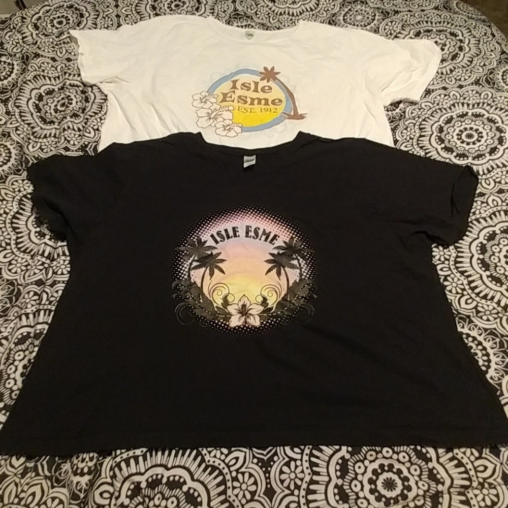 Twilight Isle Esme Cropped Style T Shirts Lot of 2