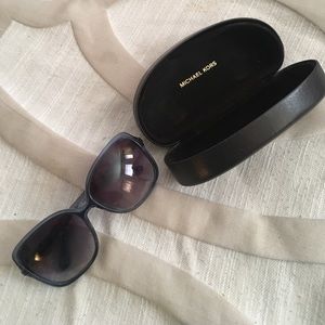 😎 MICHAEL KORS SUNNIES AND HARD CASE