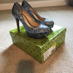 Gianni Bini silver/pewter glitter pump heel size 8