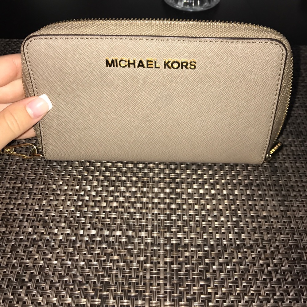 BRAND NEW Michael Kors wristlet wallet