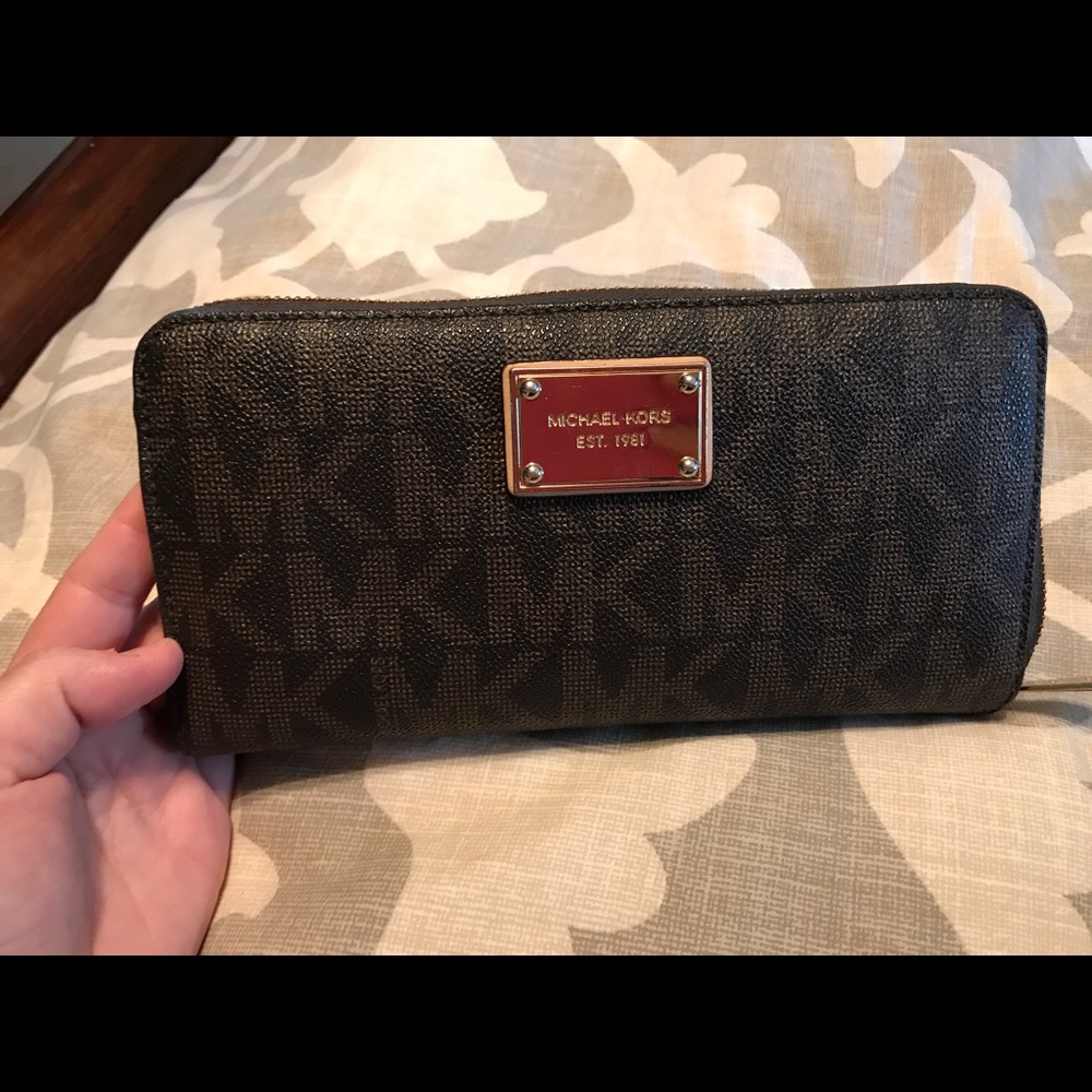 Extra large Michael Kors Zipper Wallet