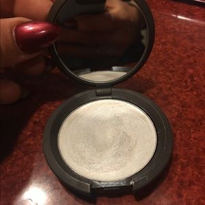 Becca shimmering skin highlighter in pearl