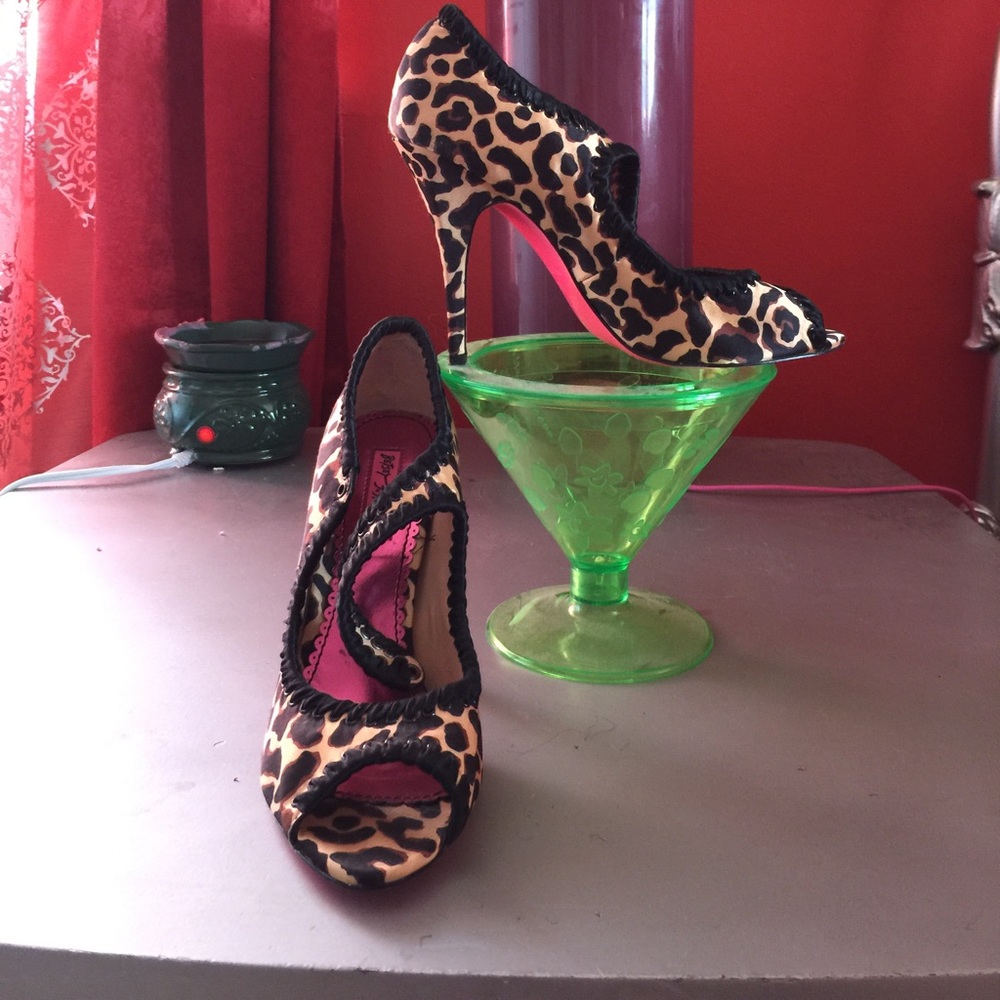 Satin Leopard Print pumps