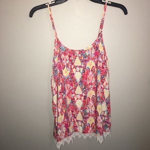 size M patterned tank top with lace trim