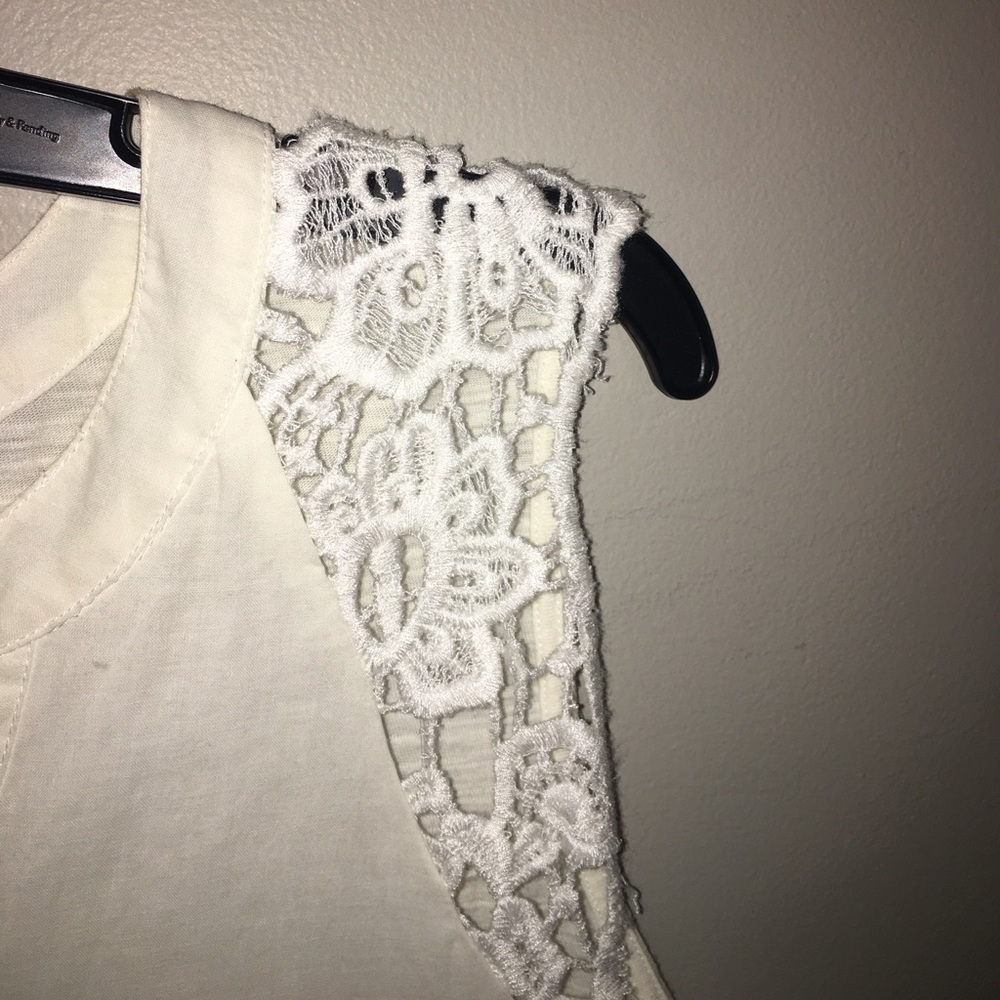 size M white blouse with lace detailing - Picture 2 of 4