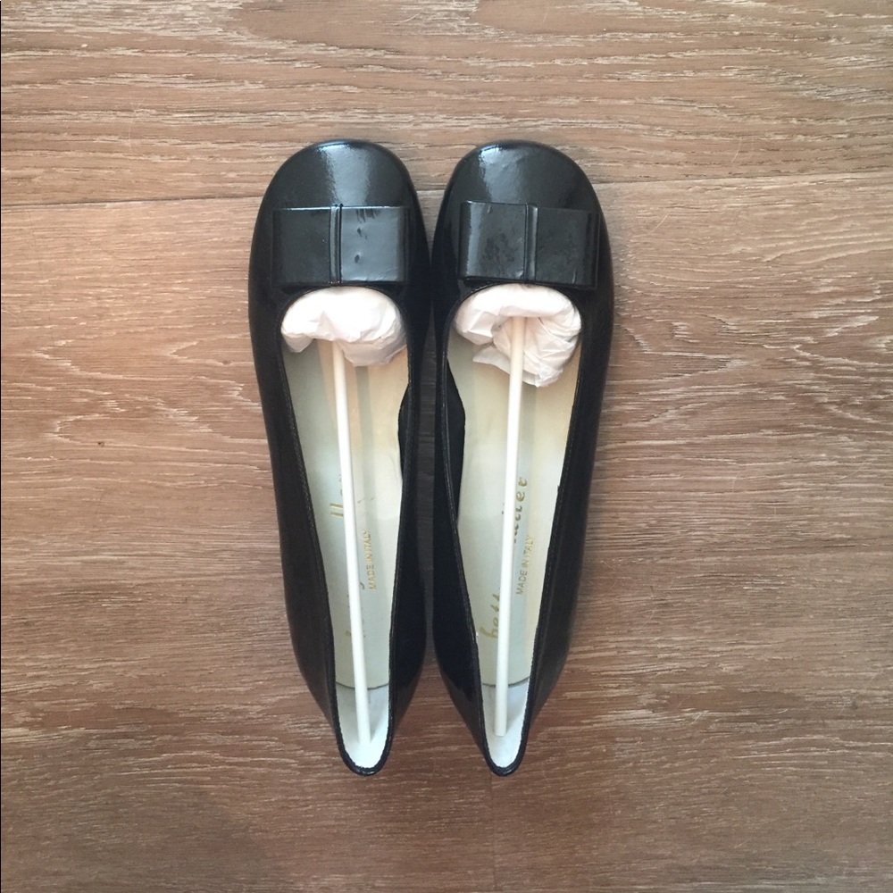 NWT Bettye Muller bow toe patent leather flats