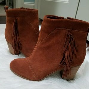 TOMS WOMEN'S LUNATA FRINGE ANKLE BOOTS - COGNAC SU