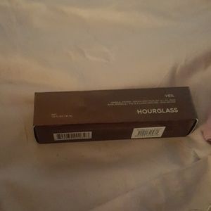 Hourglass veil primer
