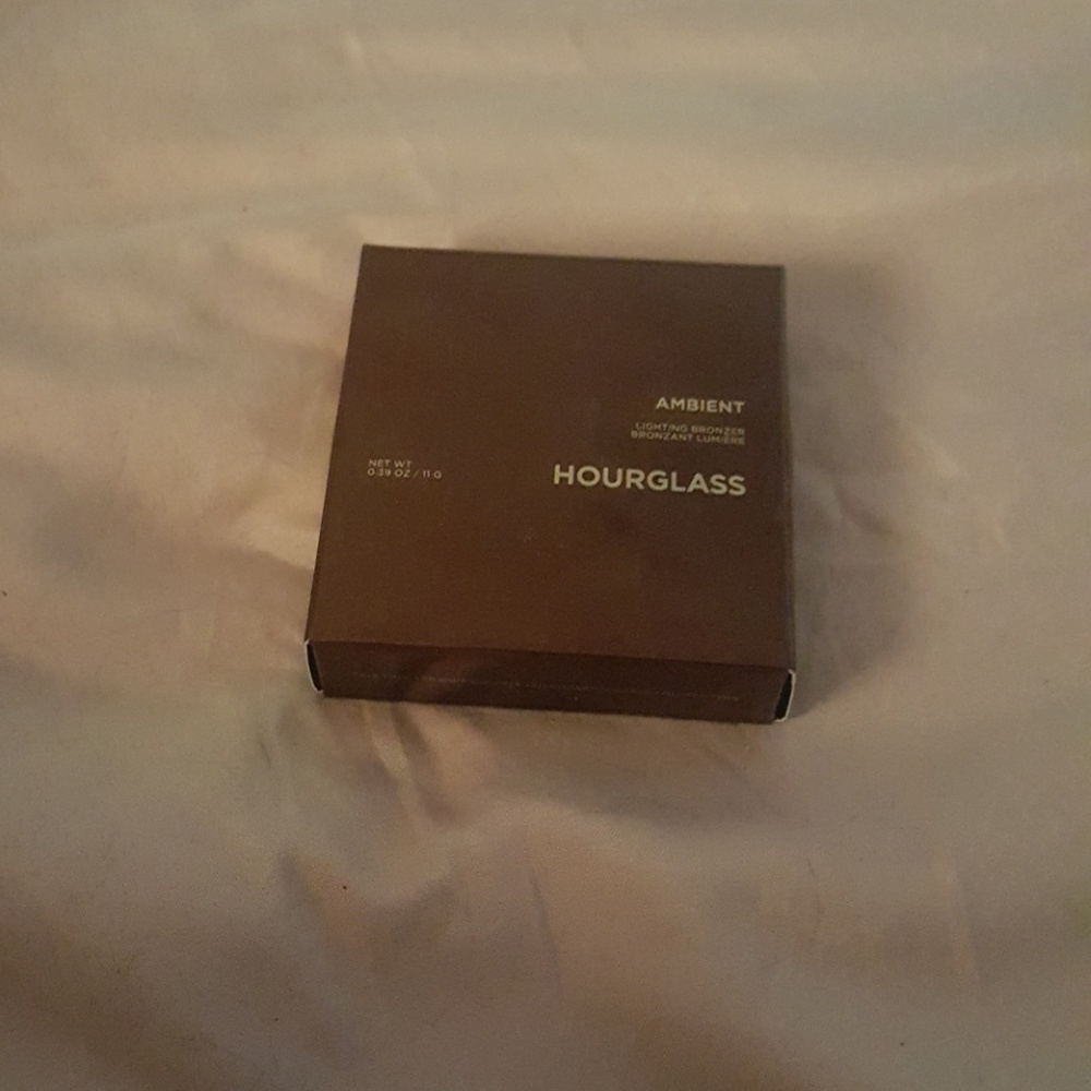 Hourglass ambient lighting bronzer