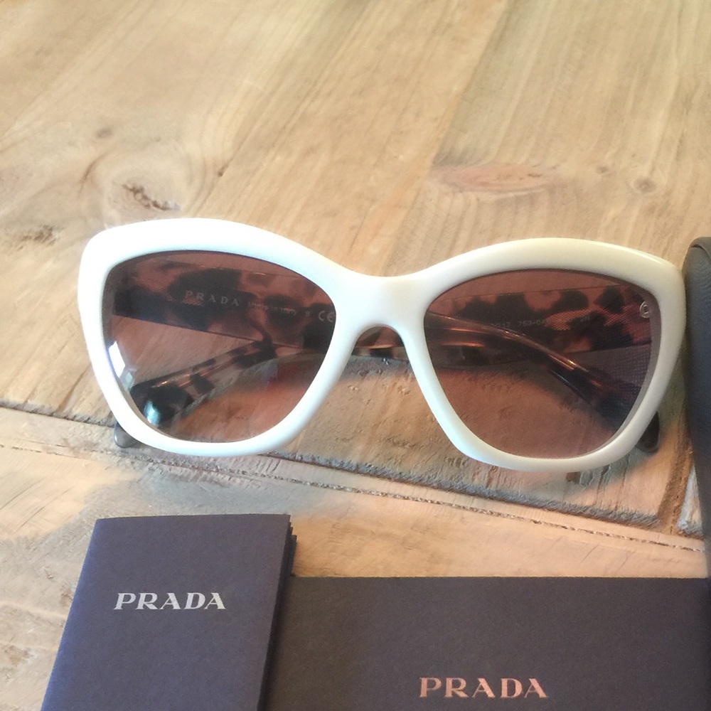 ❤️❤️SOLD❤️❤️Prada Cat eye sunglass 100% authentic