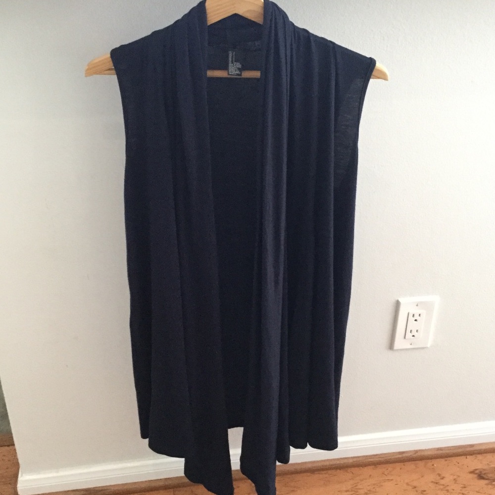 Sleeveless navy top