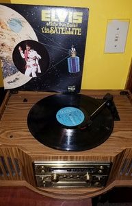 Record player with CD player and am fm radio