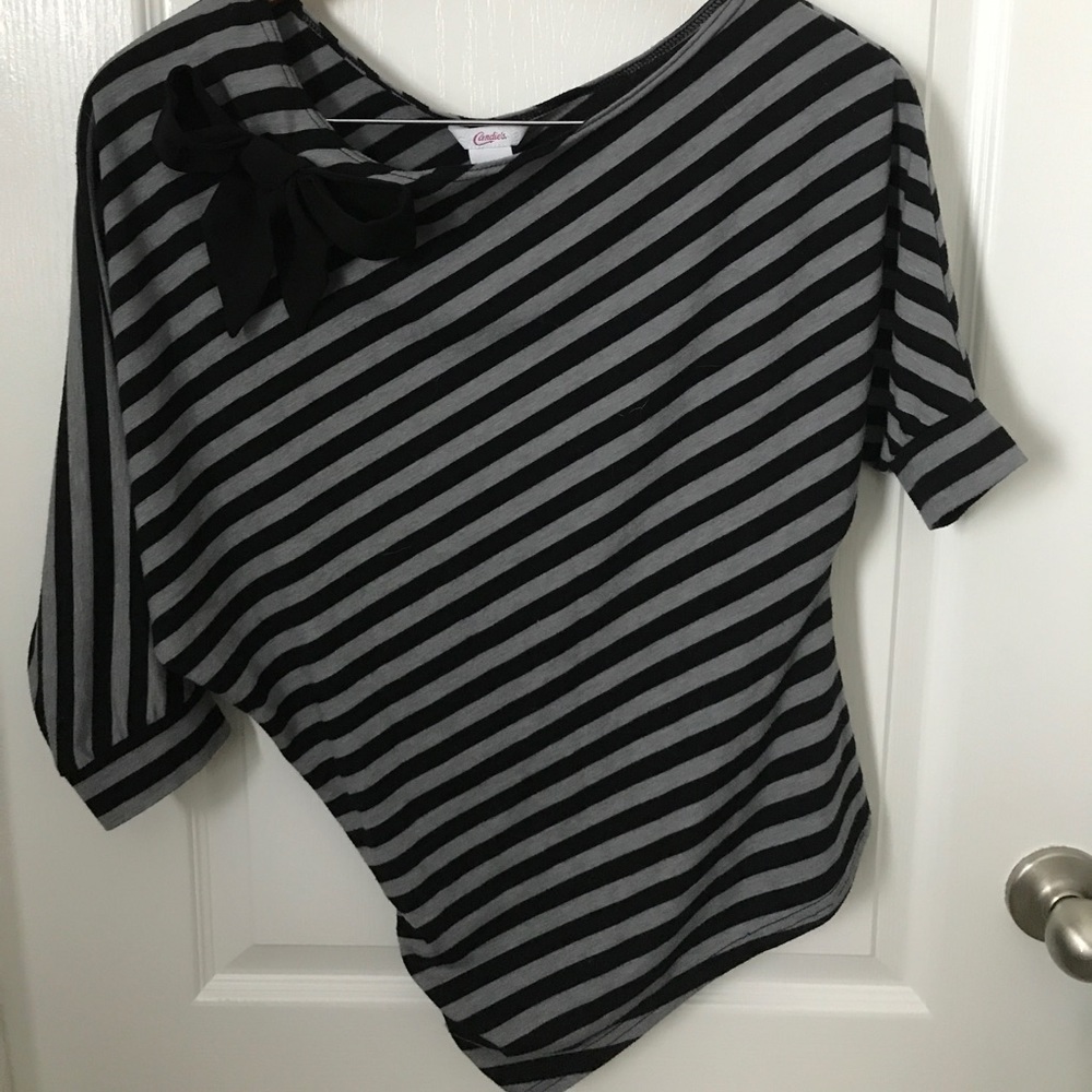 🌸 Off the shoulder top with bow🌸