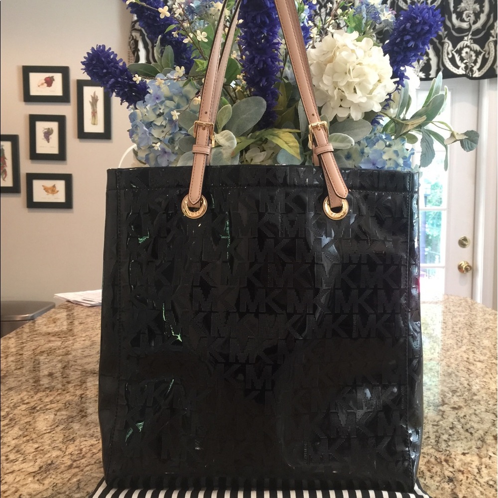Black Michael kors purse. Great condition.