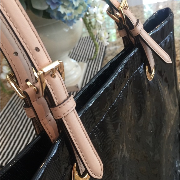 Black Michael kors purse. Great condition. - Picture 4 of 6