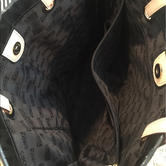Black Michael kors purse. Great condition. - Picture 5 of 6