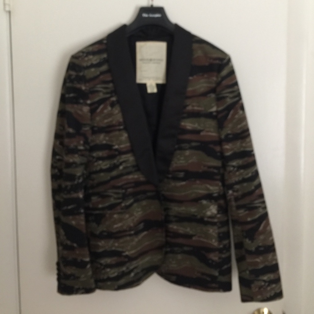 Camouflage dinner jacket